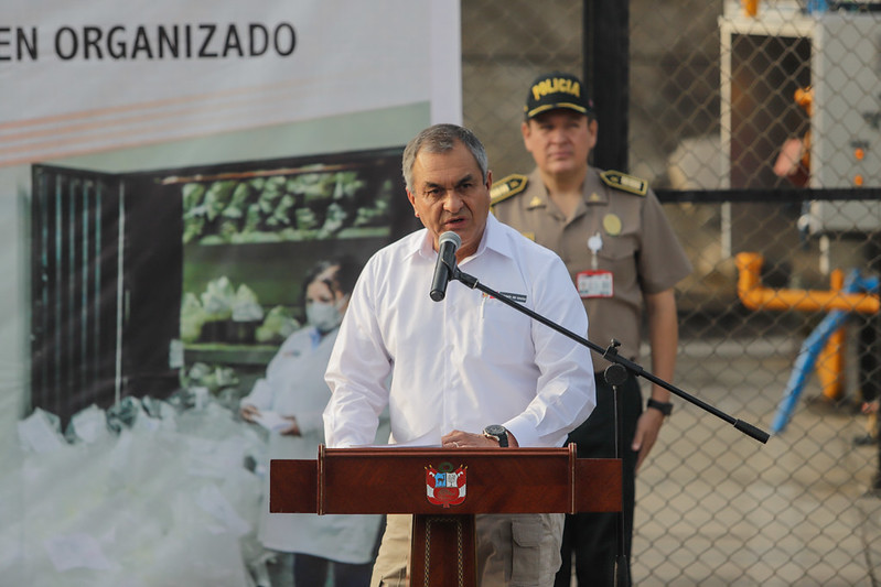 El Ministerio del Interior inició la destrucción de más de 14 toneladas de drogas decomisadas por la Policía Nacional del Perú (PNP) en diversos operativos realizados a nivel nacional, correspondiente al segundo proceso de destrucción de drogas del presente año.
Este acto público de incineración de droga estuvo liderado por la presidenta Dina Boluarte y el ministro del Interior, Vicente Romero, quien resaltó el trabajo de la Policía Nacional, en especial de la Dirección Antidrogas y de la Dirección de Aviación Policial, que permite seguir golpeando a las mafias del tráfico ilícito de drogas.
“Esta incineración de más de 14 toneladas de drogas es gracias a los operativos permanentes, al trabajo de inteligencia y al compromiso de la Policía con la ciudadanía”, subrayó.