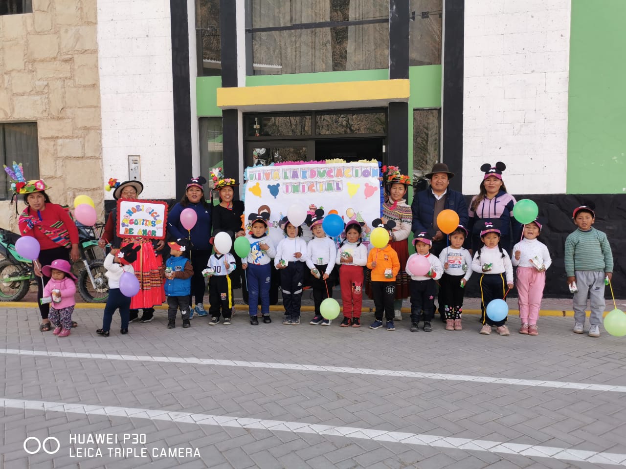 En el Día de la Educación Inicial nos reunimos para reconocer y honrar a los héroes y heroínas que trabajan tan duro para garantizar que los miembros más jóvenes de nuestra sociedad reciban la mejor educación posible.
Reconocemos en este día especial a los profesores y estudiantes de educación inicial, que comprenda la importancia de construir unos cimientos sólidos sobre los que se pueda edificar un futuro brillante. Agradecemos a los dedicados profesores de educación temprana su pasión, amor y compromiso con sus alumnos. Con su ayuda, los niños pueden fomentar la curiosidad y el entusiasmo por aprender y desarrollar las habilidades necesarias para triunfar. También queremos felicitar a los alumnos por su afán de aprender y explorar. Gracias a su dedicación a la educación se forja el futuro de nuestro mundo.
En este día, también tengamos presente la importancia de invertir en la educación temprana y de proporcionar a los niños las herramientas necesarias para fomentar un desarrollo integral. Debemos seguir trabajando juntos para crear un mundo en el que las oportunidades y los sueños puedan convertirse en realidades.
Compartamos este mensaje para honrar y agradecer a todos los implicados en la educación inicial. ¡Feliz Día de la Educación Inicial!