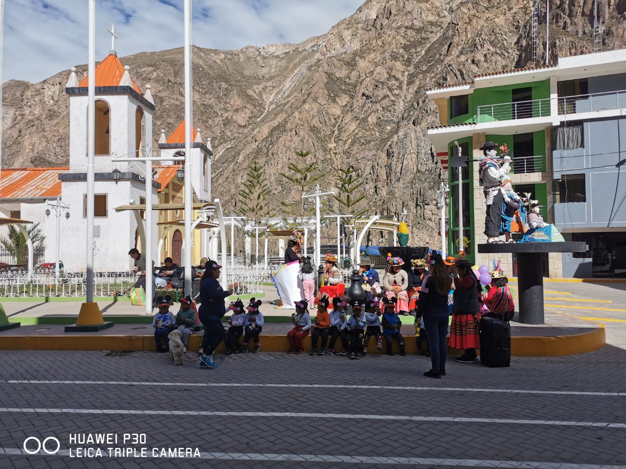 En el Día de la Educación Inicial nos reunimos para reconocer y honrar a los héroes y heroínas que trabajan tan duro para garantizar que los miembros más jóvenes de nuestra sociedad reciban la mejor educación posible.
Reconocemos en este día especial a los profesores y estudiantes de educación inicial, que comprenda la importancia de construir unos cimientos sólidos sobre los que se pueda edificar un futuro brillante. Agradecemos a los dedicados profesores de educación temprana su pasión, amor y compromiso con sus alumnos. Con su ayuda, los niños pueden fomentar la curiosidad y el entusiasmo por aprender y desarrollar las habilidades necesarias para triunfar. También queremos felicitar a los alumnos por su afán de aprender y explorar. Gracias a su dedicación a la educación se forja el futuro de nuestro mundo.
En este día, también tengamos presente la importancia de invertir en la educación temprana y de proporcionar a los niños las herramientas necesarias para fomentar un desarrollo integral. Debemos seguir trabajando juntos para crear un mundo en el que las oportunidades y los sueños puedan convertirse en realidades.
Compartamos este mensaje para honrar y agradecer a todos los implicados en la educación inicial. ¡Feliz Día de la Educación Inicial!