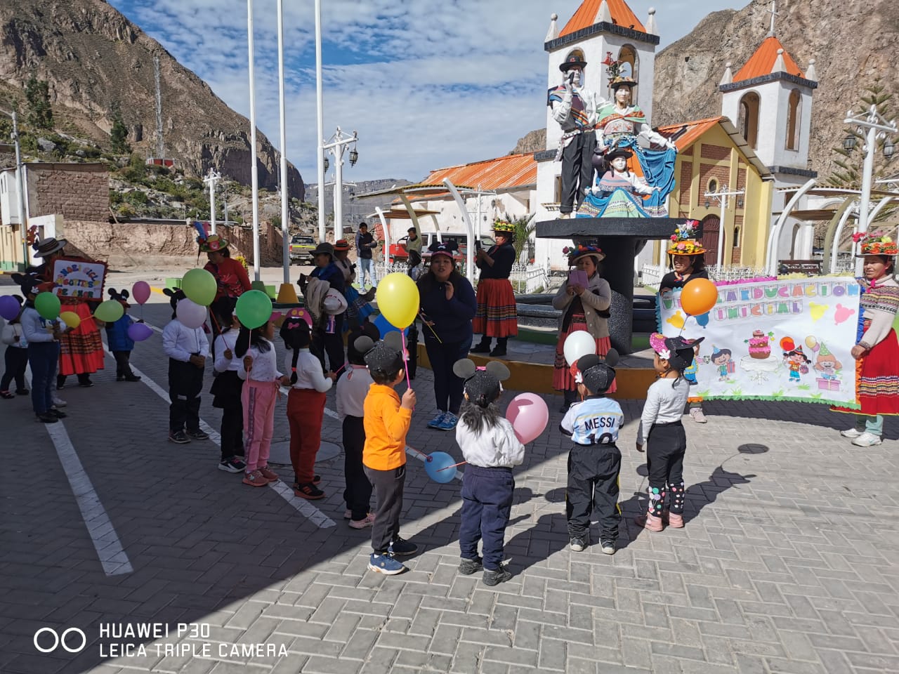 En el Día de la Educación Inicial nos reunimos para reconocer y honrar a los héroes y heroínas que trabajan tan duro para garantizar que los miembros más jóvenes de nuestra sociedad reciban la mejor educación posible.
Reconocemos en este día especial a los profesores y estudiantes de educación inicial, que comprenda la importancia de construir unos cimientos sólidos sobre los que se pueda edificar un futuro brillante. Agradecemos a los dedicados profesores de educación temprana su pasión, amor y compromiso con sus alumnos. Con su ayuda, los niños pueden fomentar la curiosidad y el entusiasmo por aprender y desarrollar las habilidades necesarias para triunfar. También queremos felicitar a los alumnos por su afán de aprender y explorar. Gracias a su dedicación a la educación se forja el futuro de nuestro mundo.
En este día, también tengamos presente la importancia de invertir en la educación temprana y de proporcionar a los niños las herramientas necesarias para fomentar un desarrollo integral. Debemos seguir trabajando juntos para crear un mundo en el que las oportunidades y los sueños puedan convertirse en realidades.
Compartamos este mensaje para honrar y agradecer a todos los implicados en la educación inicial. ¡Feliz Día de la Educación Inicial!