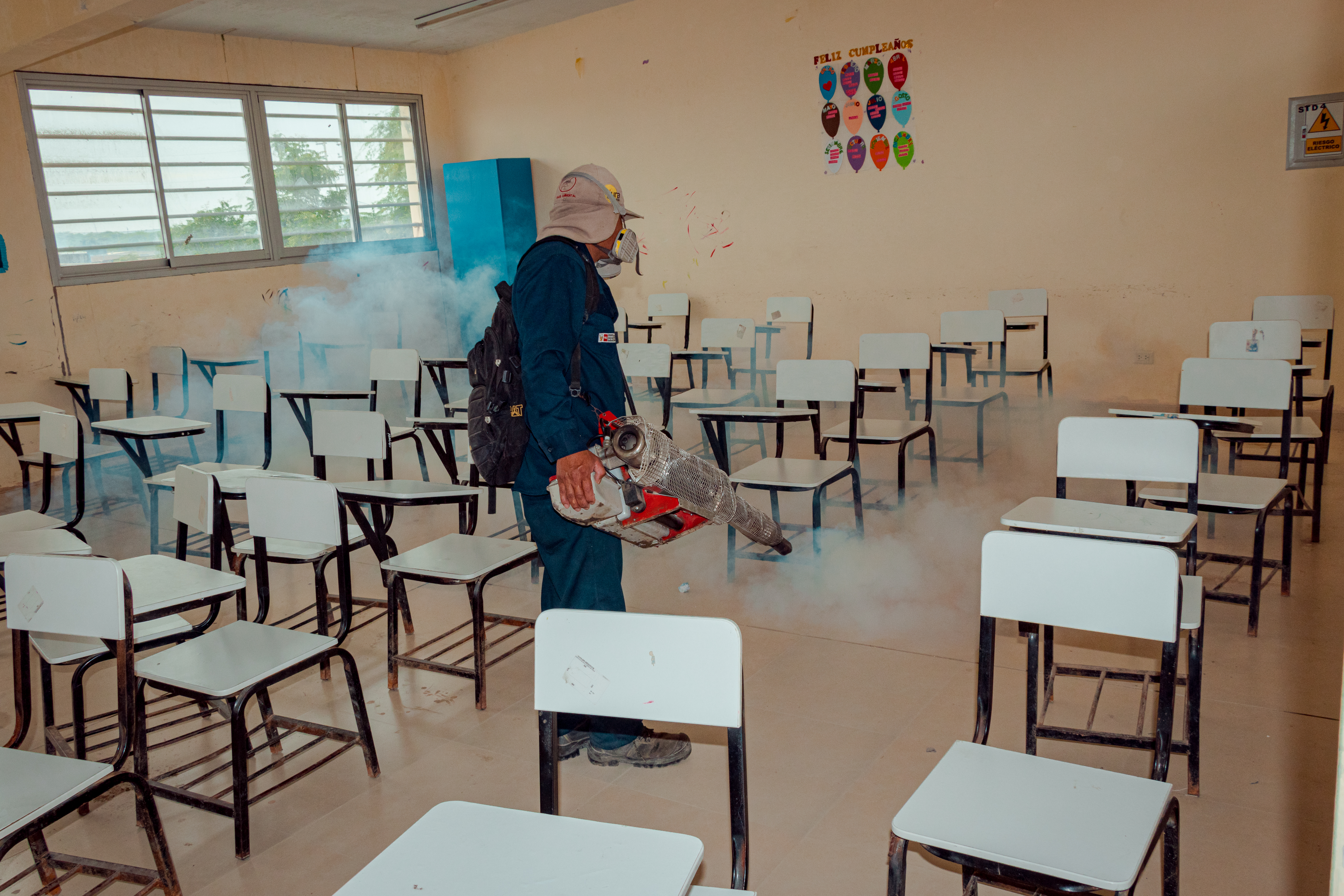 Fumigan nuestros colegios contra el zancudo transmisor del dengue