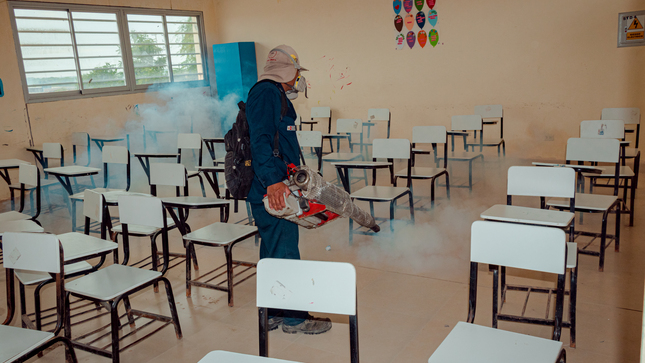 Fumigan nuestros colegios contra el zancudo transmisor del dengue