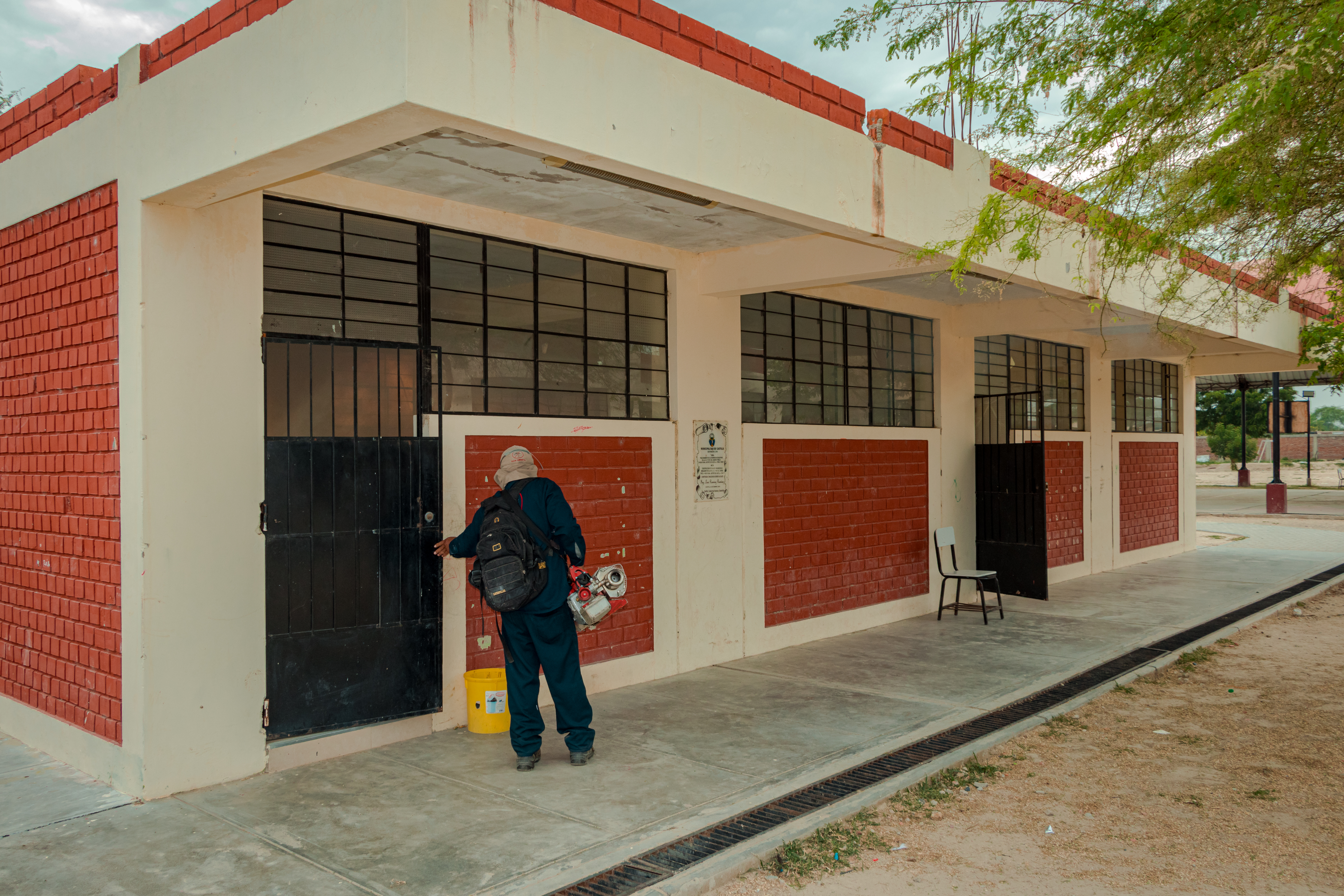 Fumigan nuestros colegios contra el zancudo transmisor del dengue