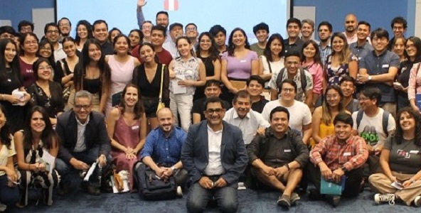 Foto referencial de estudiantes reunidos