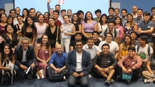 Foto referencial de estudiantes reunidos 