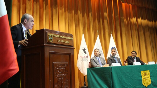 Más de 150 autoridades de unas 70 universidades públicas y privadas del país, se dieron cita hoy en el Tercer Foro de Universidades del Perú 2023, evento organizado por la Asociación de Universidades Nacionales del Perú (Aunap), el Consorcio de Universidades y la Federación de Instituciones Privadas de Educación Superior (Fipes), con el objetivo de abordar temas cruciales para mejorar la educación universitaria en el Perú.

Durante sus palabras, el presidente del CNE, Luis Lescano, señaló que el Proyecto Educativo Nacional al 2036 es un instrumento estratégico trabajado a lo largo de tres años y nos toca actualizarlo. Es considerado como la política de políticas en Educación y tiene un gran nivel de valor cuya visión pone a la persona como eje central, en armonía con la Constitución Política del Perú que considera al ser humano como el eje central de la vida ciudadana.