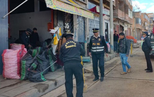 La Sub Gerencia de Actividades Económicas, el día de hoy en horas de la mañana, realizó un operativo conjuntamente con el Administrador del Mercado Unión y Dignidad, Policía Municipal, Inspectores de Comercio y Fiscalizadores, con el objetivo de fiscalizar a los establecimientos que invaden con sus mercaderias las zonas de tránsito peatonal (veredas).