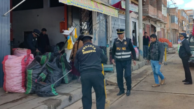 La Sub Gerencia de Actividades Económicas, el día de hoy en horas de la mañana, realizó un operativo conjuntamente con el Administrador del Mercado Unión y Dignidad, Policía Municipal, Inspectores de Comercio y Fiscalizadores, con el objetivo de fiscalizar a los establecimientos que invaden con sus mercaderias las zonas de tránsito peatonal (veredas).