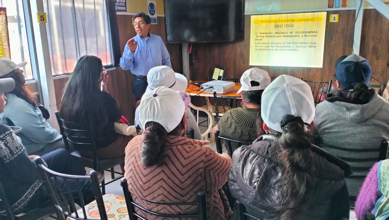 Con la finalidad de velar por la salubridad en la preparación de alimentos, la Subgerencia de Gestión Ambiental y Salud Pública de la Municipalidad Provincial de Puno, participó en la charla de sensibilización dirigida a la Asociación de Viandas del Puerto Muelle Titicaca, actividad que fue impulsada por el Programa Especial Bahía del Lago.