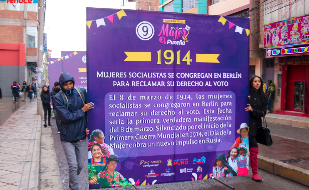 Con una alegoría cronológica sobre la historia de la lucha por la reivindicación de los derechos de las mujeres, la Municipalidad Provincial de Puno, a través de la Gerencia de Desarrollo Humano y Participación Ciudadana, Sub Gerencia del Niño, el Adolescente y el Adulto Mayor, realizó una marcha de sensibilización en el marco de la Semana de la Mujer Puneña que forma parte de las actividades por el Día Internacional de la Mujer.