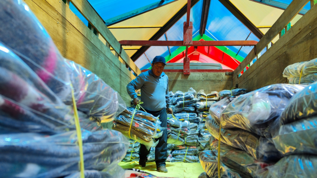 Desde tempranas horas de la mañana, se llevó acabó la tarea de abastecimiento de bienes de ayuda humanitaria “frazadas” en el almacén de materiales y objetos destinados a emergencias y desastres, informó el sub gerente de Defensa Civil y la Gestión del Riesgo de Desastres de la Municipalidad Provincial de Puno, Ing. Lippmmam Escobar Vera.