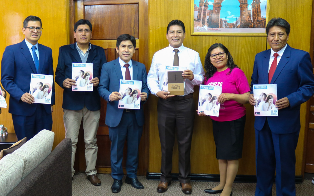 En horas de la mañana el Acalde de Puno, Lic. Javier Ponce Roque, recibió la visita de la administración de la Misión del Lago Titicaca; Iglesia Adventista del Séptimo Día, esto en el marco del programa “10 días de oración”, el mismo que se lleva a cabo en todo Sudamérica con motivo de oración, para cada día, en favor de las autoridades, profesionales de salud y comunidad.