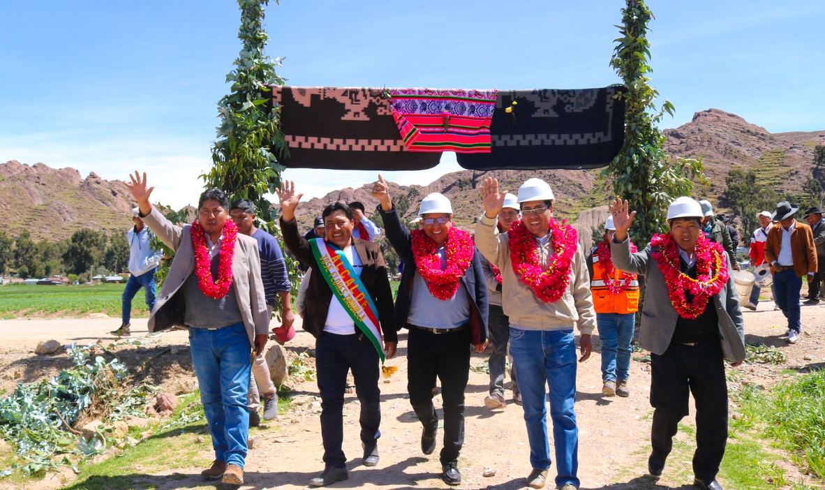 Los niños, jóvenes y público en general se verán beneficiados con una moderna infraestructura deportiva, se trata del proyecto de Creación del Servicio de Práctica Deportiva y Recreativa en el Centro Poblado de Ccopamaya del distrito de Acora de la Provincia de Puno, que fue reiniciado previo pedido de licencia social y contó con la participación de autoridades de la provincia de Puno.