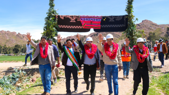 Los niños, jóvenes y público en general se verán beneficiados con una moderna infraestructura deportiva, se trata del proyecto de Creación del Servicio de Práctica Deportiva y Recreativa en el Centro Poblado de Ccopamaya del distrito de Acora de la Provincia de Puno, que fue reiniciado previo pedido de licencia social y contó con la participación de autoridades de la provincia de Puno.