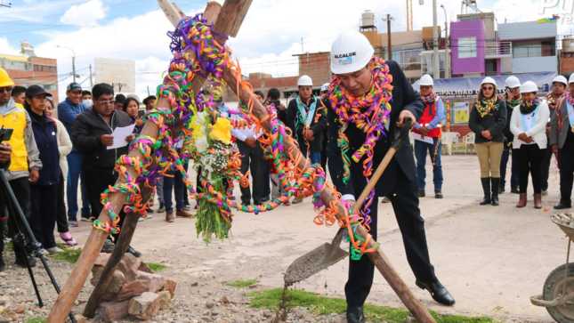 En una jornada maratónica la Municipalidad Provincial de Puno sumó 9 obras más a las 8 ya reiniciadas la semana pasada, luego de pedir la licencia social a la población. Además, para los siguientes días se planea iniciar otros 3 proyectos que darán un total de 20, al inicio del primer trimestre, los mismos que estarán al servicio de la población de nuestra provincia.