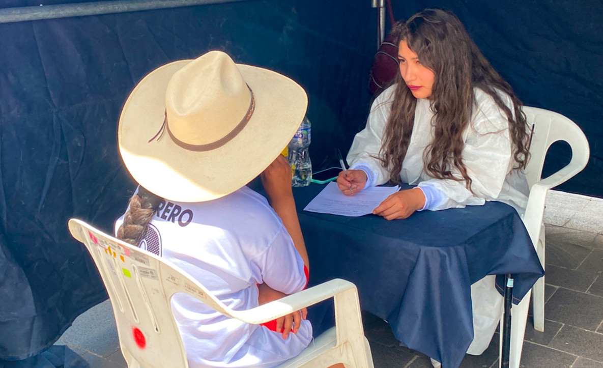 Profesionales de la salud del Policlínico Municipal de Puno brindaron atención médica en el parque de las Aguas, como parte de una Campaña de Salud Gratuita, que convocó a una buena cantidad de personas.