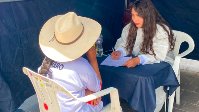 Profesionales de la salud del Policlínico Municipal de Puno brindaron atención médica en el parque de las Aguas, como parte de una Campaña de Salud Gratuita, que convocó a una buena cantidad de personas.