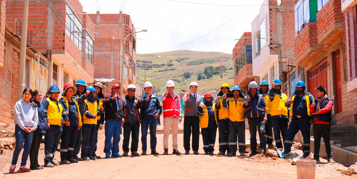 Previo pedido de licencia social, la Municipalidad Provincial de Puno, a través de la Gerencia de Ingeniería Municipal, reinició con la ejecución de obras, con un paquete de 8 obras que forman parte de una primera etapa, esto con el objetivo de darle continuidad a los proyectos de infraestructura vial, sanitario y deportiva, en beneficio de la población puneña.