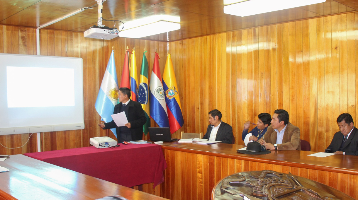 Con el fin de mejorar el desempeño de las autoridades ediles menores, la Municipalidad Provincial de Puno, a través de la Gerencia de Desarrollo Humano y Participación Ciudadana; mediante la Sub Gerencia de Promoción Social y Participación Ciudadana, organizó la capacitación de las funciones y atribuciones de los alcaldes y regidores de los centros poblados de la provincia de Puno.