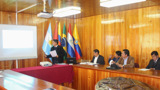 Con el fin de mejorar el desempeño de las autoridades ediles menores, la Municipalidad Provincial de Puno, a través de la Gerencia de Desarrollo Humano y Participación Ciudadana; mediante la Sub Gerencia de Promoción Social y Participación Ciudadana, organizó la capacitación de las funciones y atribuciones de los alcaldes y regidores de los centros poblados de la provincia de Puno.