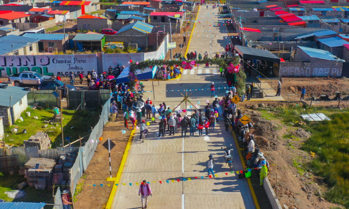 La conexión vial de los centros poblados urbanos de Salcedo y Jayllihuaya mejorará considerablemente luego que la gestión del alcalde de Puno, Lic. Javier Ponce Roque, inaugurara el acceso principal que une a estas localidades; la obra de gran envergadura beneficiará a pobladores del sector y transportistas y demandó una inversión de S/. 1,755,511.54 de soles.