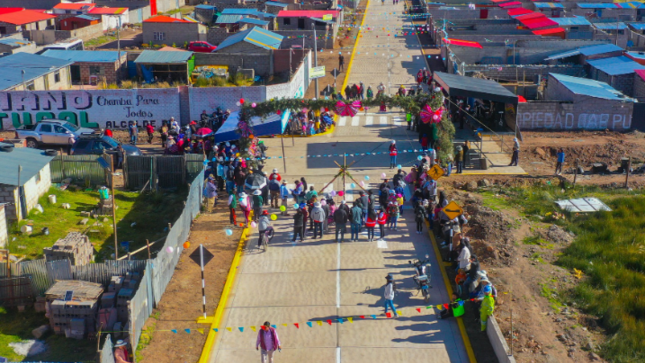 La conexión vial de los centros poblados urbanos de Salcedo y Jayllihuaya mejorará considerablemente luego que la gestión del alcalde de Puno, Lic. Javier Ponce Roque, inaugurara el acceso principal que une a estas localidades; la obra de gran envergadura beneficiará a pobladores del sector y transportistas y demandó una inversión de S/. 1,755,511.54 de soles.
