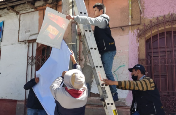 La Municipalidad Provincial de Puno a través de la Sub Gerencia de Actividades Económicas el día de ayer 18 de mayo a las 10:23 am ubicándose por alrededores del Mercado Central, se observó varios anuncios publicitarios denominados banners que se encontraban amarrados con alambres en las estructuras de alumbrado público de distintas calles del centro de la ciudad de Puno
