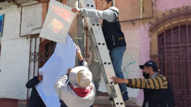 La Municipalidad Provincial de Puno a través de la Sub Gerencia de Actividades Económicas el día de ayer 18 de mayo a las 10:23 am ubicándose por alrededores del Mercado Central, se observó varios anuncios publicitarios denominados banners que se encontraban amarrados con alambres en las estructuras de alumbrado público de distintas calles del centro de la ciudad de Puno