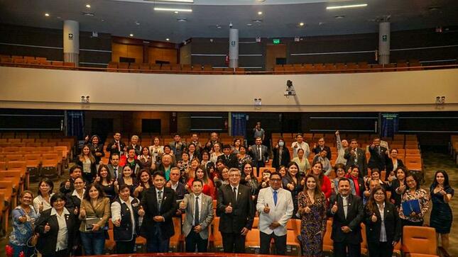 Foto 1 de Trabajadores de Lima Centro reciben reconocimiento por el Día del Empleado Público