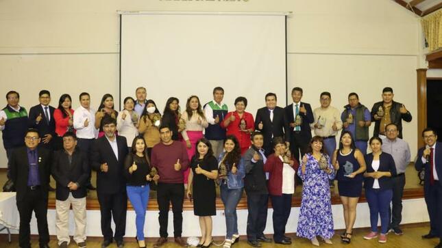 Por la noche en el Centro Cultural Santo Domingo, la comuna provincial liderada por el CPC. John Larry Coayla, reconoció a más de 15 empresarios de la ciudad que bajo los criterios de trayectoria, generación de empleo, ventajas competitivas, innovación, fueron seleccionados para la felicitación pública respectiva. Estuvo presente en el evento, en representación de la autoridad edil, el Gerente Municipal, CPC. Carlos Ponce Zambrano.