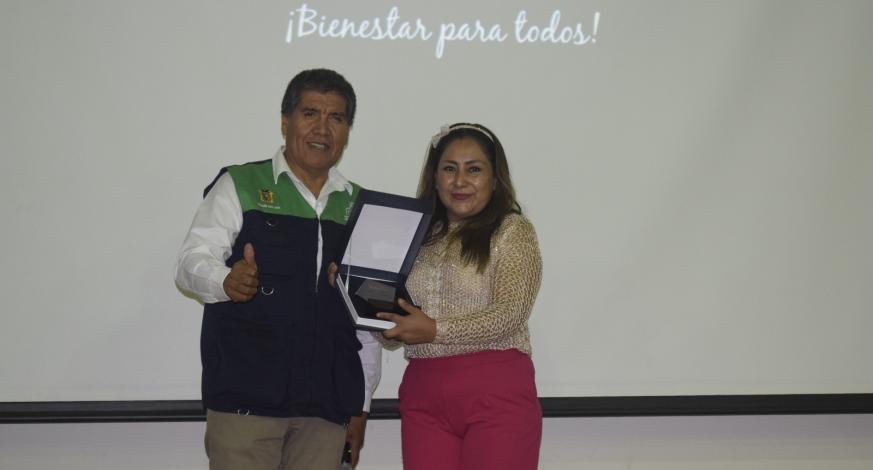 Por la noche en el Centro Cultural Santo Domingo, la comuna provincial liderada por el CPC. John Larry Coayla, reconoció a más de 15 empresarios de la ciudad que bajo los criterios de trayectoria, generación de empleo, ventajas competitivas, innovación, fueron seleccionados para la felicitación pública respectiva. Estuvo presente en el evento, en representación de la autoridad edil, el Gerente Municipal, CPC. Carlos Ponce Zambrano.