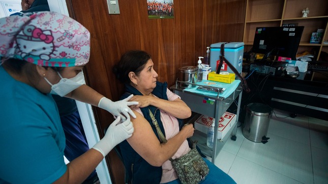 Vecinos son inoculados contra la influenza en los Centros de Encuentro Vecinal