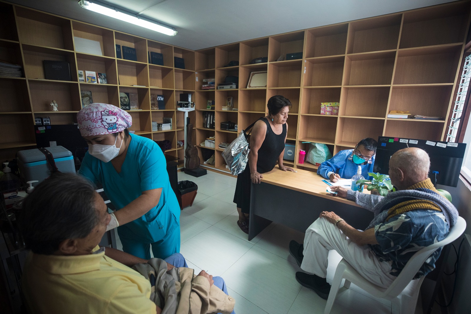 Vecinos son inoculados contra la influenza en los Centros de Encuentro Vecinal