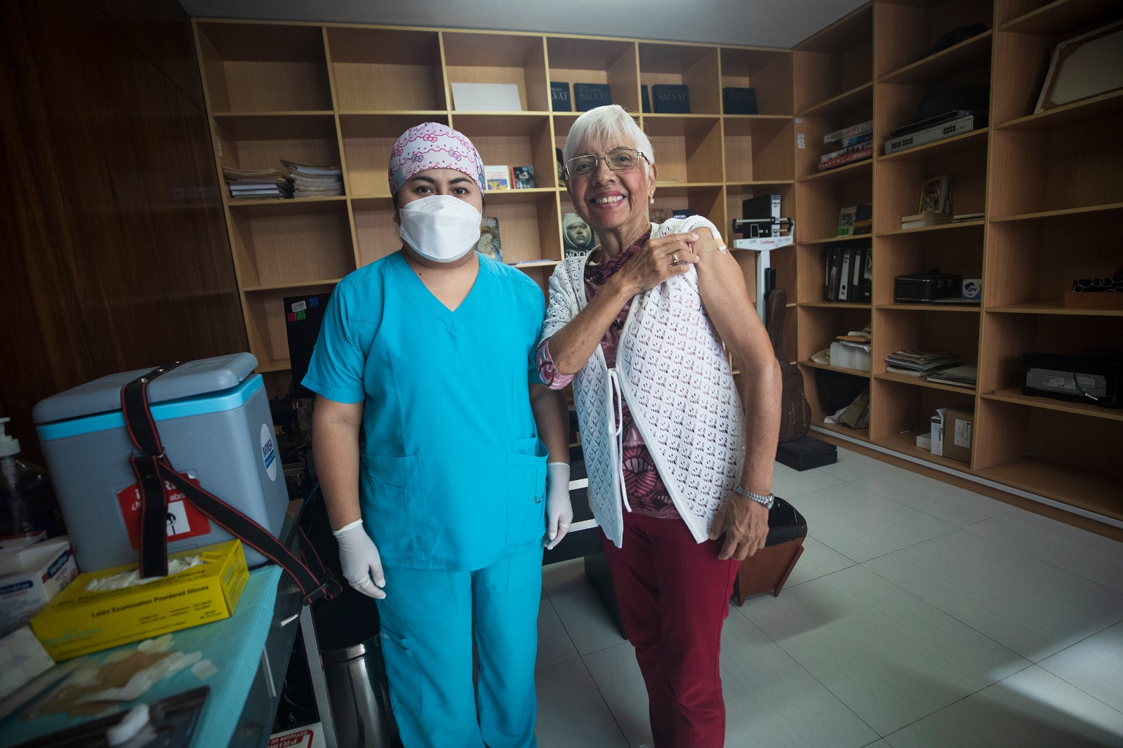 Vecinos son inoculados contra la influenza en los Centros de Encuentro Vecinal