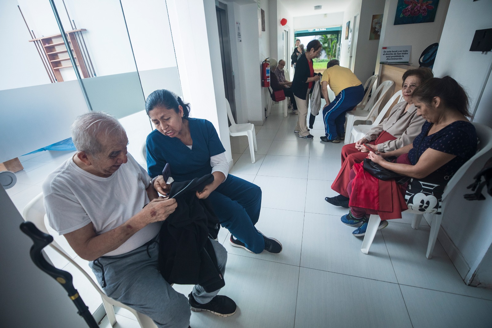 Vecinos son inoculados contra la influenza en los Centros de Encuentro Vecinal