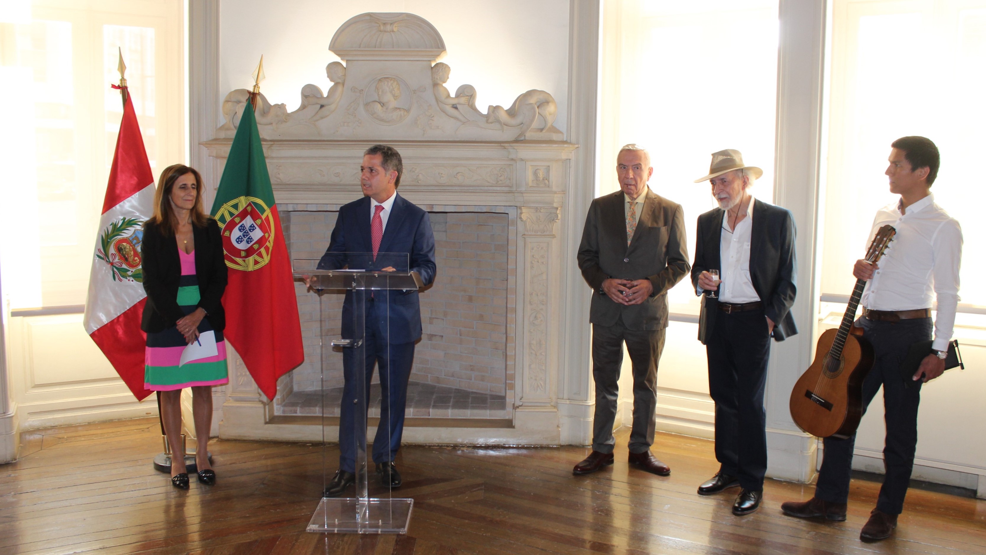 Destacado artista peruano, Jorge Valdivia, expone sus pinturas en Lisboa