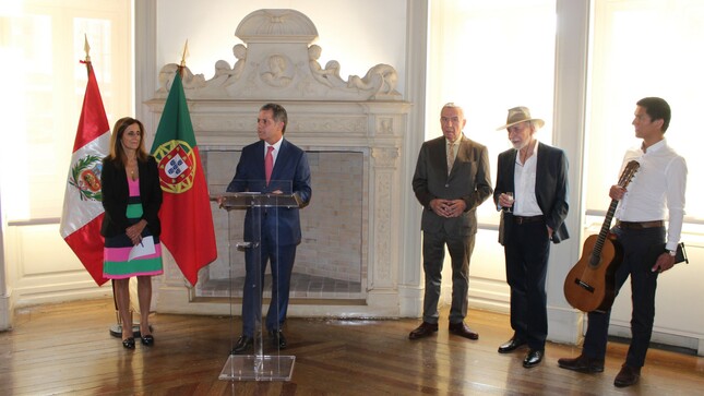 Destacado artista peruano, Jorge Valdivia, expone sus pinturas en Lisboa
