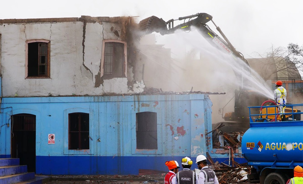Ministra de Educación supervisa demolición para ejecución de primeras obras de Escuelas Bicentenario