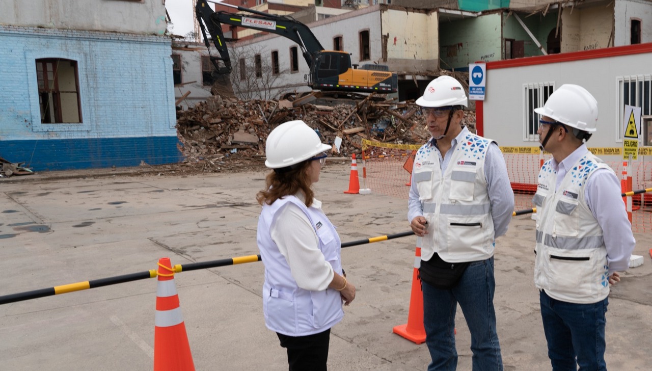 Ministra de Educación supervisa demolición para ejecución de primeras obras de Escuelas Bicentenario