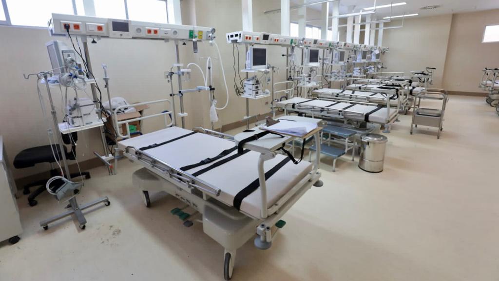 Cuenta con 16 consultorios médicos, 4 salas de operaciones, 2 de parto y 120 camas hospitalarias, así como equipos de última tecnología