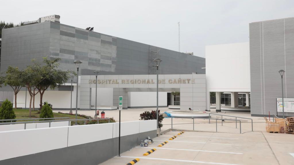 Cuenta con 16 consultorios médicos, 4 salas de operaciones, 2 de parto y 120 camas hospitalarias, así como equipos de última tecnología