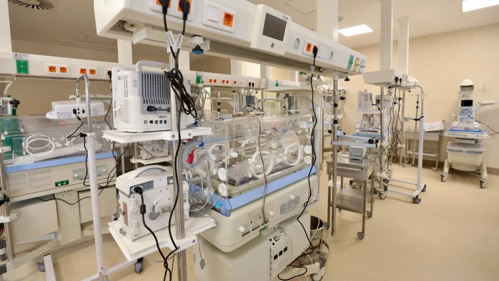 Cuenta con 16 consultorios médicos, 4 salas de operaciones, 2 de parto y 120 camas hospitalarias, así como equipos de última tecnología