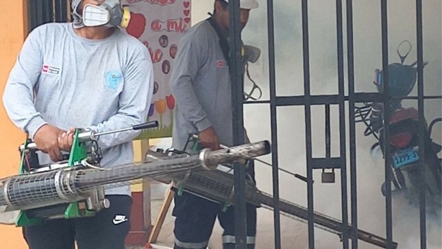 Fumigación de las II.EE. donde se han presentado mayores casos de dengue en docentes y estudiantes.