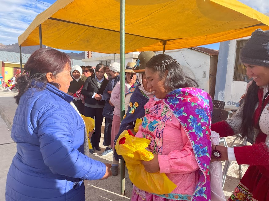 Alcaldesa provincial entregó obsequios en conmemoración del Día de la Madre a la comunidad campesina de Salinas Moche en su 61 aniversario