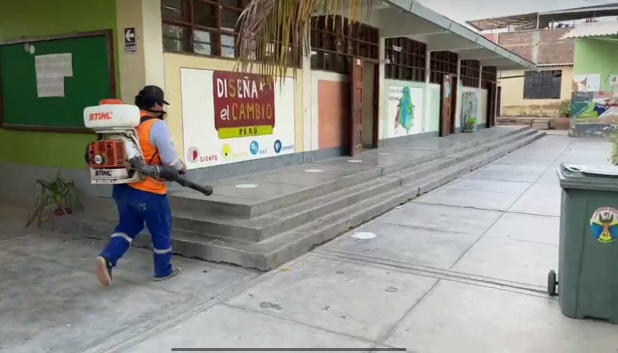 Jornada de fumigación y desinfección en los colegios del distrito de Castilla