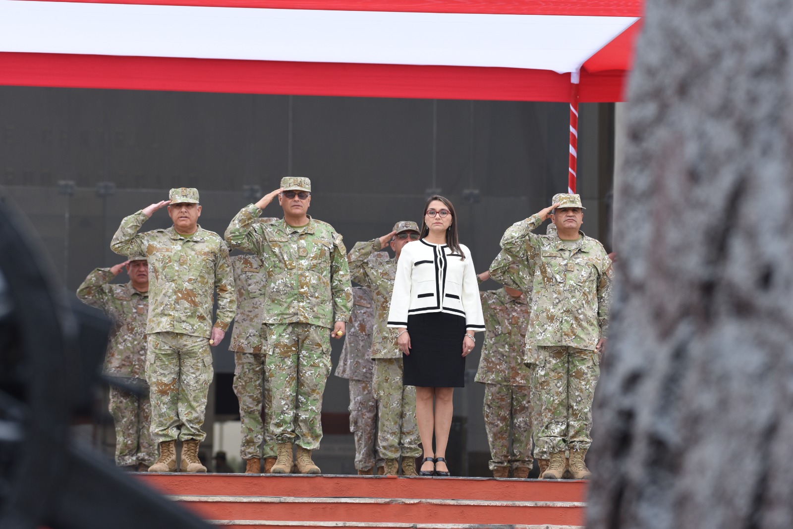 Viceministra de Defensa participa en izamiento del Pabellón Nacional