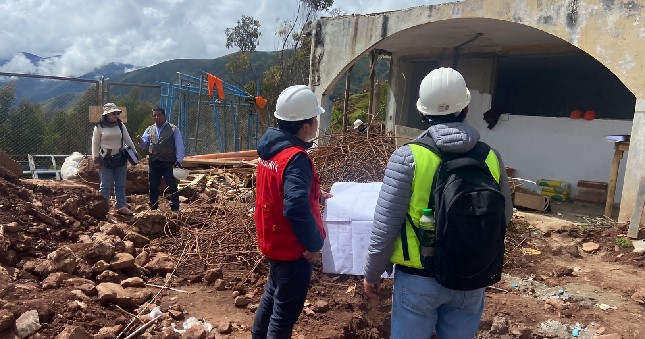 Contraloría identifica incumplimiento de especificaciones técnicas en campos deportivos en Huariaca y Yarusyacán