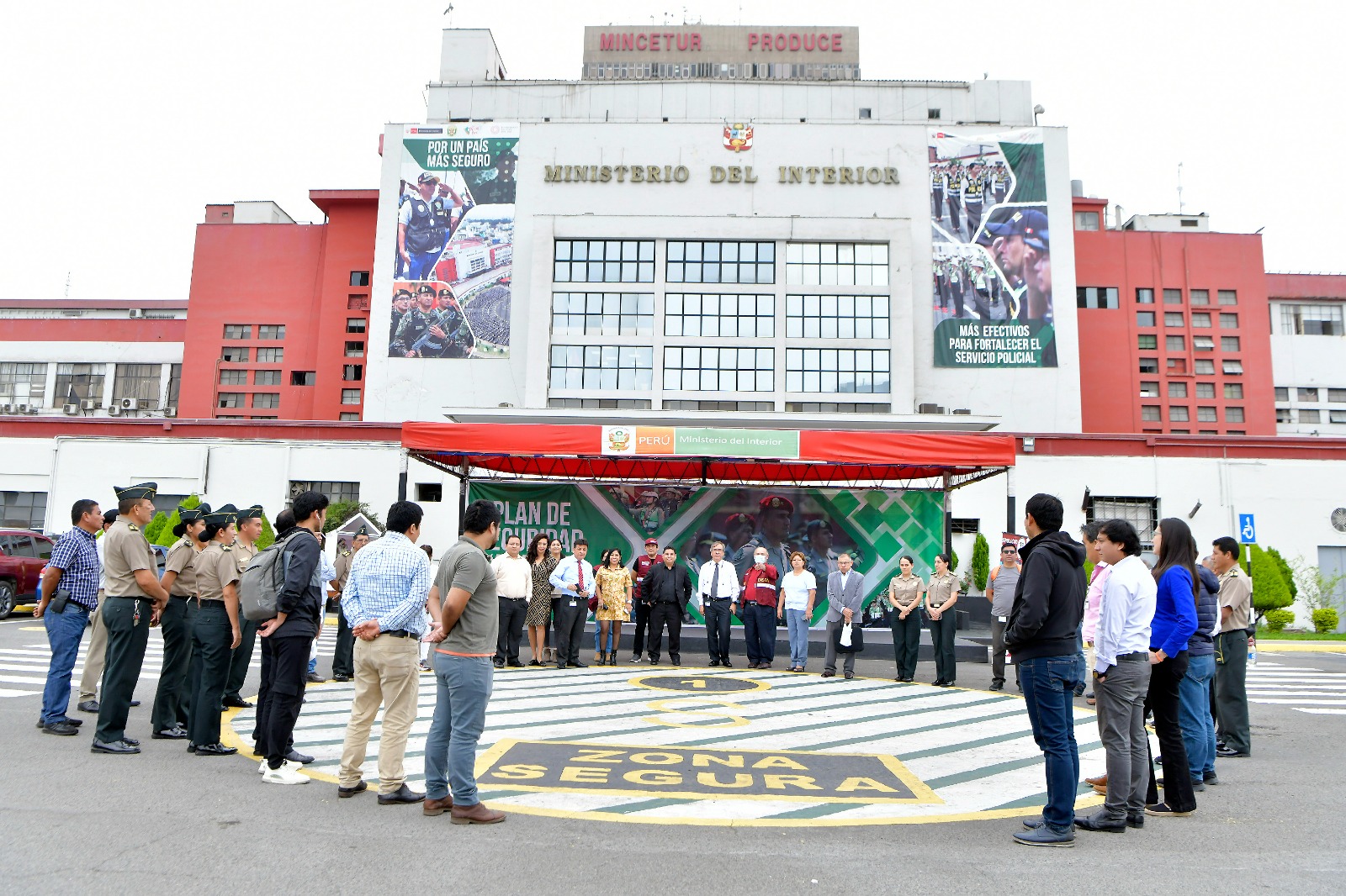 Funcionarios y servidores del Ministerio del Interior participaron de manera activa y responsable en el Simulacro Nacional Multipeligro, realizado este martes a nivel nacional, demostrando así que están dispuestos a sumarse a la cultura de prevención y contribuir a la gestión del riesgo de desastres.
Desde las 10:00 horas, momento en que las sirenas marcaron el inicio del ejercicio preventivo, colaboradores de diferentes áreas de la institución hicieron una pausa en sus labores para evacuar sus oficinas de manera rápida y ordenada.
Siguiendo las instrucciones de los 55 brigadistas, los participantes descendieron por las rutas de escape y se ubicaron en las 29 zonas seguras que tienen la sede ministerial para ponerse a buen recaudo.
Una vez en la parte exterior, el personal civil, administrativo y policial se organizó para formar alrededor de los círculos demarcados en el pavimento, mientras se simulaba el movimiento telúrico de 8.8 grados en la escala de Richter.
Como parte del ejercicio de la acción preventiva se realizaron simulaciones de rescate y evacuación a gran altura ante eventos sísmicos por parte de la División de Emergencias y el Escuadrón de Rescate de la PNP, Cuerpo General de Bomberos y la Sanidad Policial.
Funcionarios y servidores observaron el ejercicio preventivo lleno de realismo y en el que el personal de la Unidad de Sanidad y Rescate de la Policía Nacional, utilizando sogas y camillas, descendió desde el cuarto piso del edificio principal del Mininter como parte de la escenificación de una evacuación de emergencia. Además, los bomberos utilizaron una escalera telescópica de alto alcance para evacuar personas atrapadas y heridas en infraestructuras elevadas.
Al término del simulacro, el jefe de la Oficina de Seguridad y Defensa Nacional, Ángel Montesinos, desde el Centro de Operaciones de Emergencia (COE) dio cuenta de los resultados, precisando que en la sede del Mininter se registraron 2805 heridos, 1494 desaparecidos y 935 fallecidos.
Por su parte, el viceministro del Seguridad Ciudadana, Fidel Pintado, quien reemplazó al titular del Interior, Vicente Romero en este ejercicio, saludó la participación comprometida y responsable, tanto de los colaboradores de la institución, como de los organizadores de este ejercicio preventivo.
"Las medidas de prevención reducen lesiones y pérdidas humanas ante sismos y otras emergencias. Valoramos profundamente esta organización y seguiremos promoviendo con fuerza la cultura de prevención", manifestó el viceministro Pintado.