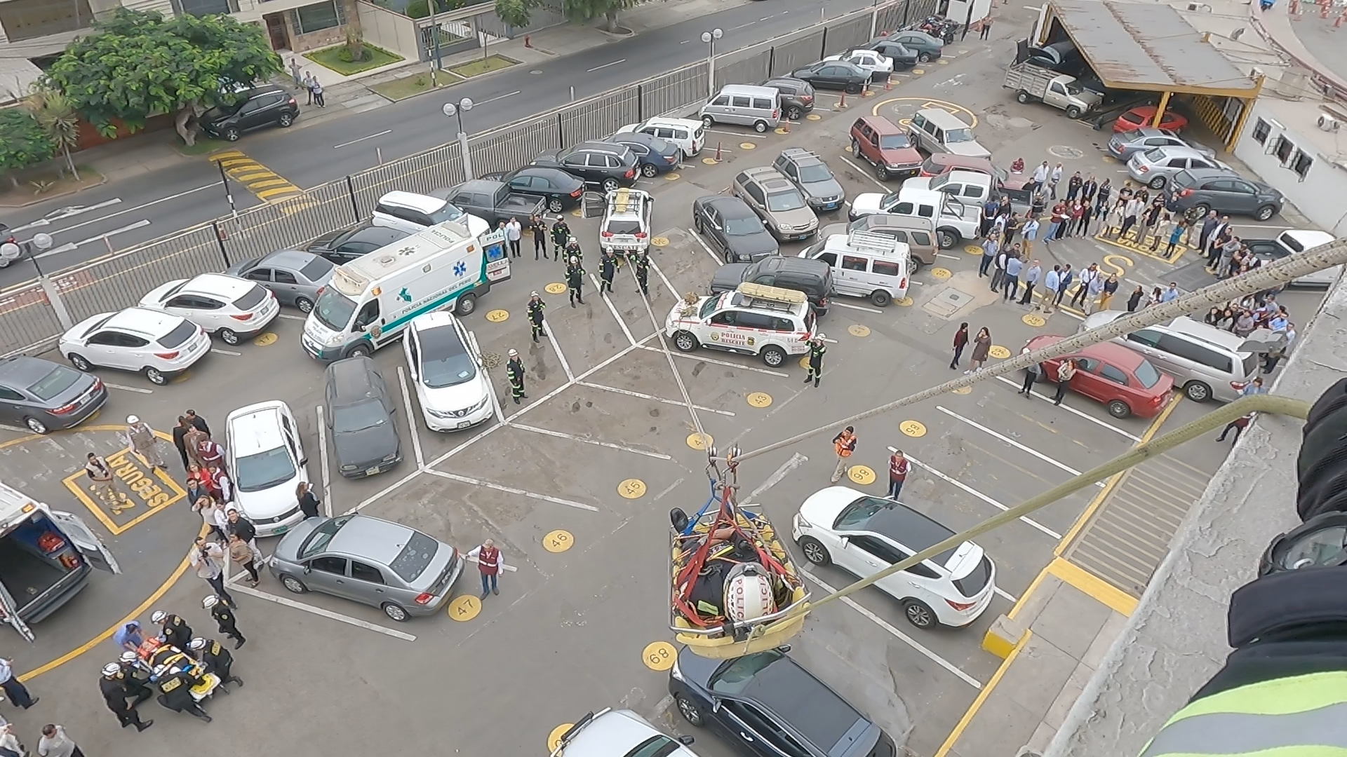 Funcionarios y servidores del Ministerio del Interior participaron de manera activa y responsable en el Simulacro Nacional Multipeligro, realizado este martes a nivel nacional, demostrando así que están dispuestos a sumarse a la cultura de prevención y contribuir a la gestión del riesgo de desastres.
Desde las 10:00 horas, momento en que las sirenas marcaron el inicio del ejercicio preventivo, colaboradores de diferentes áreas de la institución hicieron una pausa en sus labores para evacuar sus oficinas de manera rápida y ordenada.
Siguiendo las instrucciones de los 55 brigadistas, los participantes descendieron por las rutas de escape y se ubicaron en las 29 zonas seguras que tienen la sede ministerial para ponerse a buen recaudo.
Una vez en la parte exterior, el personal civil, administrativo y policial se organizó para formar alrededor de los círculos demarcados en el pavimento, mientras se simulaba el movimiento telúrico de 8.8 grados en la escala de Richter.
Como parte del ejercicio de la acción preventiva se realizaron simulaciones de rescate y evacuación a gran altura ante eventos sísmicos por parte de la División de Emergencias y el Escuadrón de Rescate de la PNP, Cuerpo General de Bomberos y la Sanidad Policial.
Funcionarios y servidores observaron el ejercicio preventivo lleno de realismo y en el que el personal de la Unidad de Sanidad y Rescate de la Policía Nacional, utilizando sogas y camillas, descendió desde el cuarto piso del edificio principal del Mininter como parte de la escenificación de una evacuación de emergencia. Además, los bomberos utilizaron una escalera telescópica de alto alcance para evacuar personas atrapadas y heridas en infraestructuras elevadas.
Al término del simulacro, el jefe de la Oficina de Seguridad y Defensa Nacional, Ángel Montesinos, desde el Centro de Operaciones de Emergencia (COE) dio cuenta de los resultados, precisando que en la sede del Mininter se registraron 2805 heridos, 1494 desaparecidos y 935 fallecidos.
Por su parte, el viceministro del Seguridad Ciudadana, Fidel Pintado, quien reemplazó al titular del Interior, Vicente Romero en este ejercicio, saludó la participación comprometida y responsable, tanto de los colaboradores de la institución, como de los organizadores de este ejercicio preventivo.
"Las medidas de prevención reducen lesiones y pérdidas humanas ante sismos y otras emergencias. Valoramos profundamente esta organización y seguiremos promoviendo con fuerza la cultura de prevención", manifestó el viceministro Pintado.