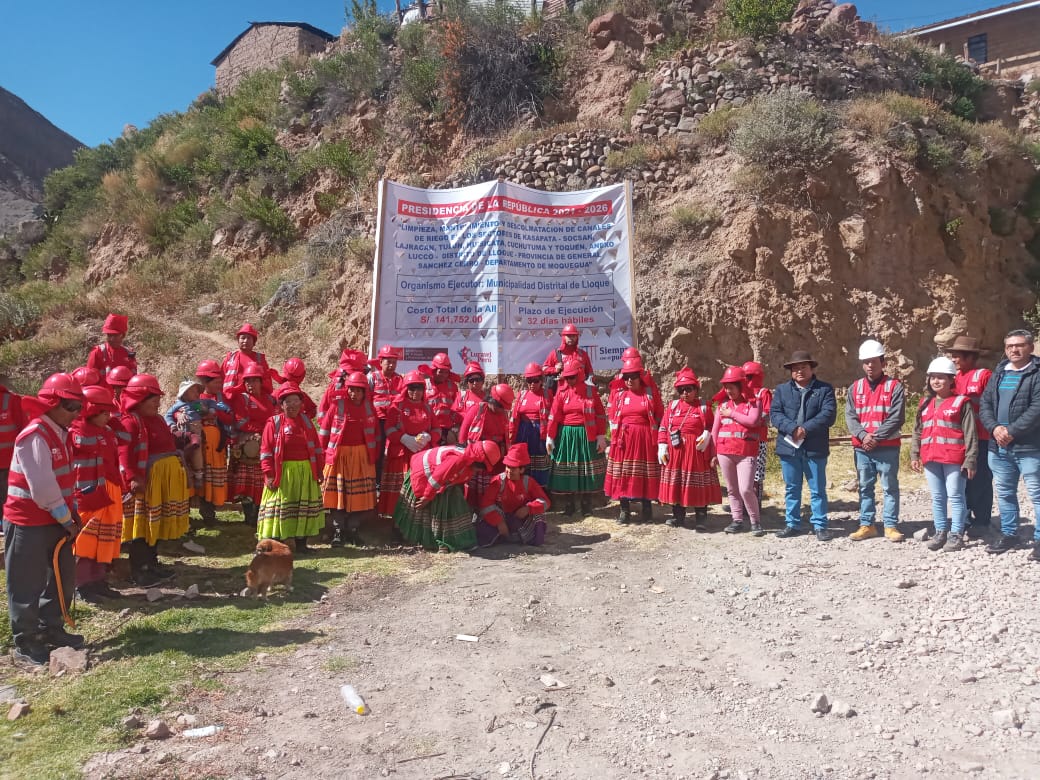 Se dio inicio a las actividades programadas por el PROGRAMA LURAWI PERÚ en el distrito de Lloque, con la presencia del alcalde Tec. Rubén N. Mamani Bautista, conjuntamente con el personal del Programa de Empleo Temporal Lurawi Perú.

Estos trabajos consisten en las siguientes actividades:

“LIMPIEZA, MANTENIMIENTO Y ACONDICIONAMIENTO DE CAMINO DE HERRADURA EN EL SECTOR DE CHINTARI DEL CENTRO POBLADO DE LLOQUE, DISTRITO DE LLOQUE - PROVINCIA DE GENERAL SANCHEZ CERRO - DEPARTAMENTO DE MOQUEGUA”

“LIMPIEZA, MANTENIMIENTO Y DESCOLMATACIÓN DE CANALES DE RIEGO EN LOS SECTORES DE KASAPATA-SOCSAN, LAJRACAN, TUNLÚN, HUISICATA, CUCHUTUMA Y TOQUEN, ANEXO LUCCO - DISTRITO DE LLOQUE - PROVINCIA DE GENERAL SANCHEZ CERRO - DEPARTAMENTO DE MOQUEGUA"

El alcalde, Rubén N. Mamani Bautista, seguirá trabajando con diligencia y confianza para garantizar el desarrollo del distrito y crear más oportunidades de empleo para los ciudadanos, con el fin de contribuir a mejorar la situación económica de las familias lloqueñas. Se esforzará por fomentar un sentimiento de seguridad y confianza entre la población, al tiempo que tomará medidas para lograr un futuro más próspero para el distrito. Está decidido a hacer todo lo necesario para lograr un cambio real y duradero, y para garantizar que todos los miembros de la comunidad tengan acceso a los recursos que necesitan para salir adelante.

